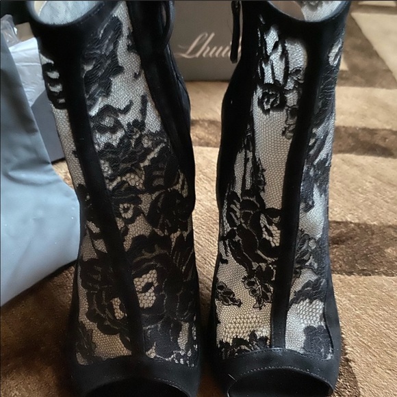 Monique Lhuillier Serena Lace Peep - Picture 6 of 8